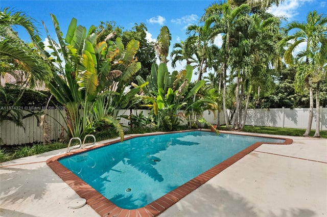 4 of 28 - 2380 Ne 214th St, Miami, FL