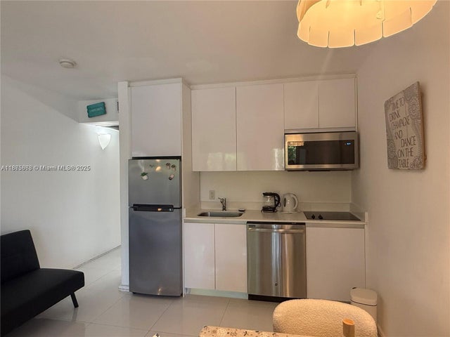 2 of 17 - 801 15th St 202, Miami Beach, FL