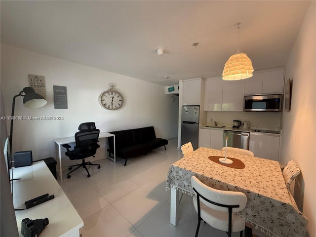 4 of 17 - 801 15th St 202, Miami Beach, FL