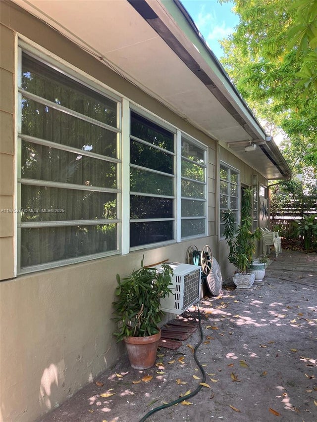 4 of 6 - 737 Woodcrest Rd, Key Biscayne, FL