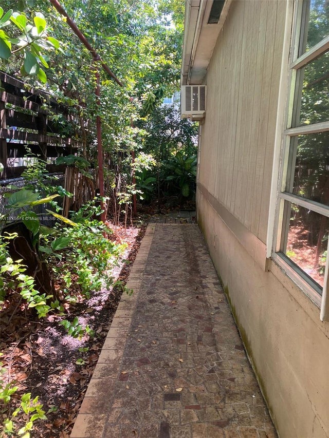 5 of 6 - 737 Woodcrest Rd, Key Biscayne, FL