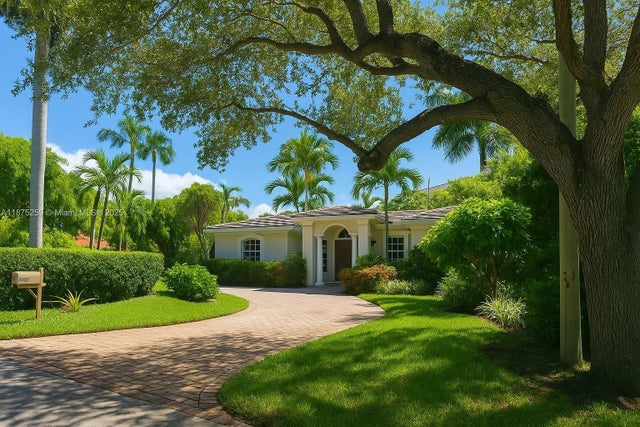 1 of 46 - 401 Warren Ln, Key Biscayne, FL