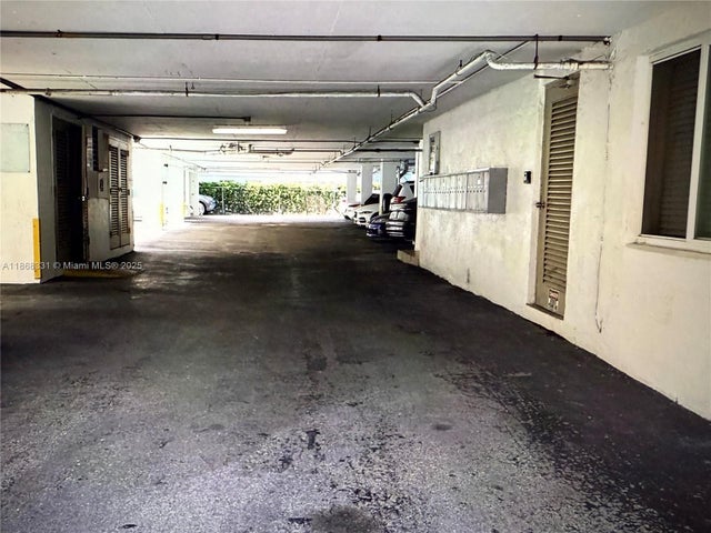 2 of 10 - 910 Michigan Ave 305, Miami Beach, FL