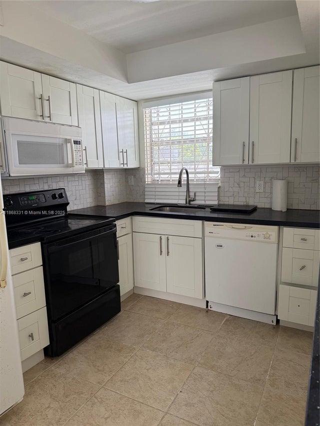 4 of 10 - 910 Michigan Ave 305, Miami Beach, FL