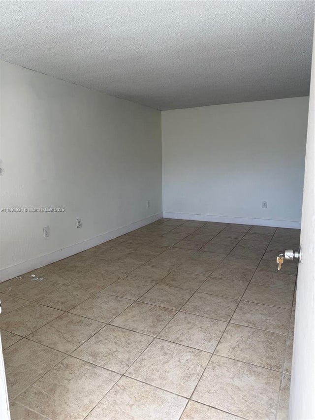 5 of 10 - 910 Michigan Ave 305, Miami Beach, FL