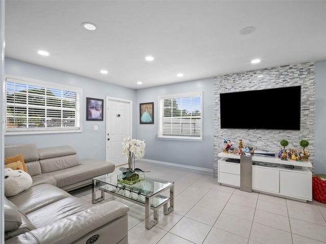 4 of 31 - 11341 Sw 203rd Ter, Miami, FL