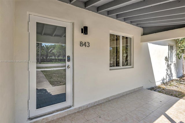 4 of 40 - 843 Sw 20th St, Fort Lauderdale, FL