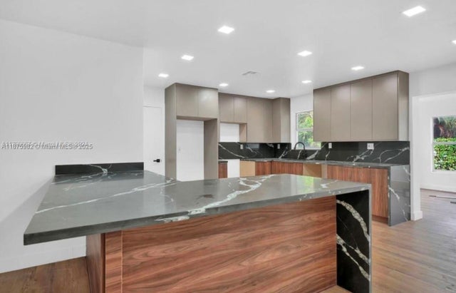 3 of 7 - 17815 Ne 7th Ct, Miami, FL