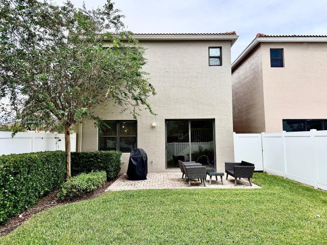 2 of 35 - 706 Ne 191st Ter, Miami, FL