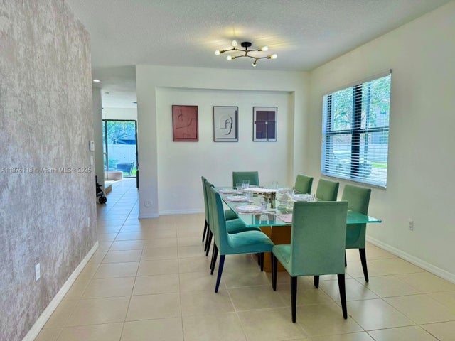 5 of 35 - 706 Ne 191st Ter, Miami, FL
