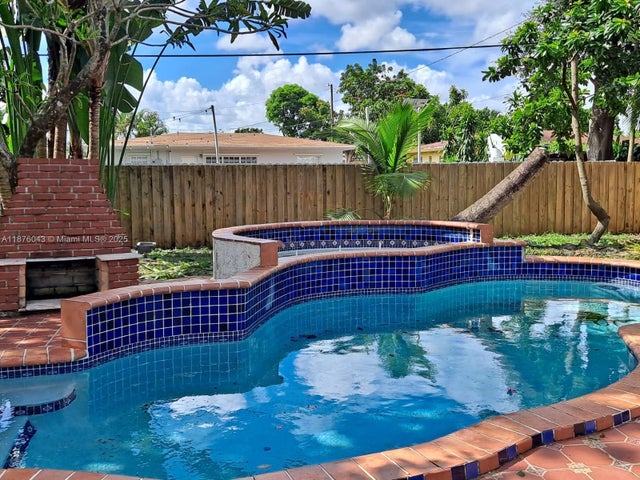 550 Ne 174th St, North Miami Beach