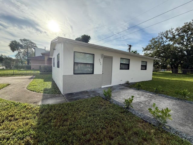 1 of 20 - 2798 Nw 9th Pl, Fort Lauderdale, FL