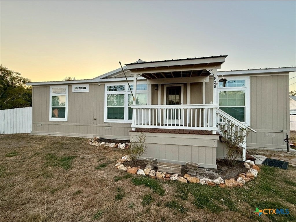 908 Henry Street, Cuero