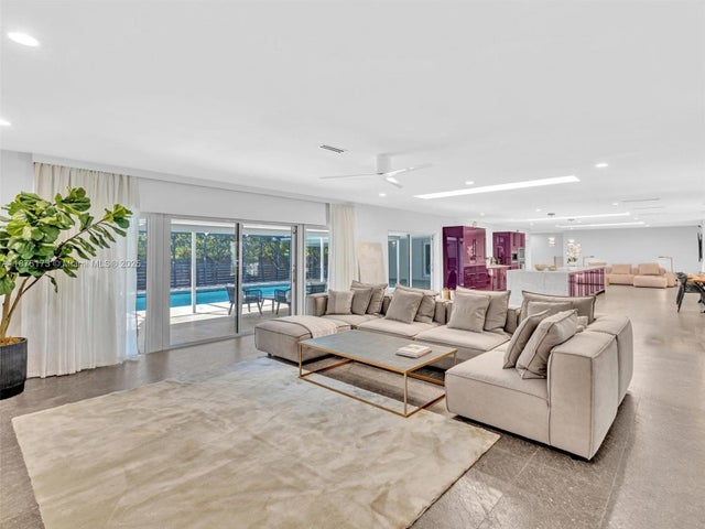 1 of 52 - 840 S Southlake Dr, Hollywood, FL