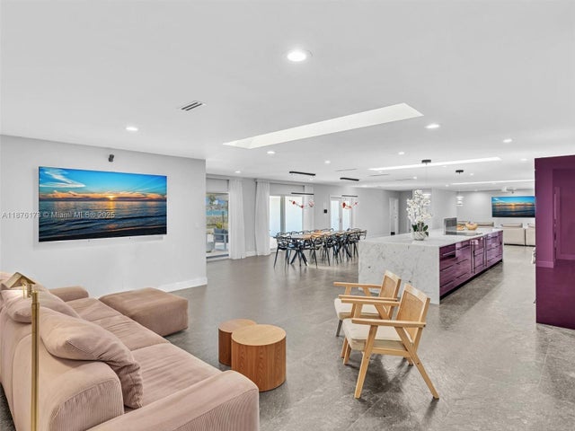 4 of 52 - 840 S Southlake Dr, Hollywood, FL
