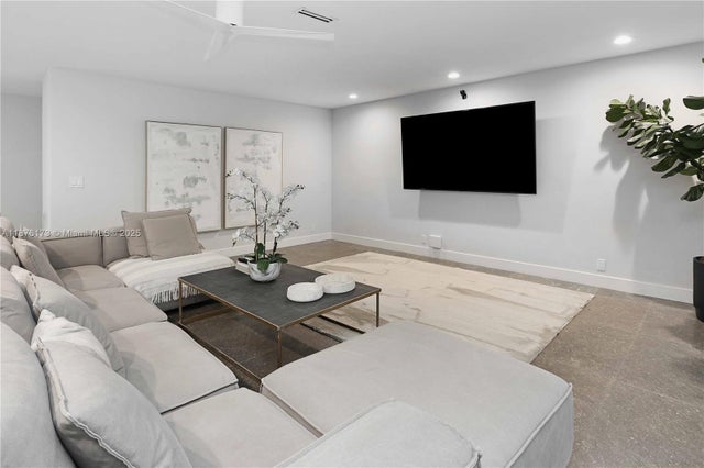 5 of 52 - 840 S Southlake Dr, Hollywood, FL