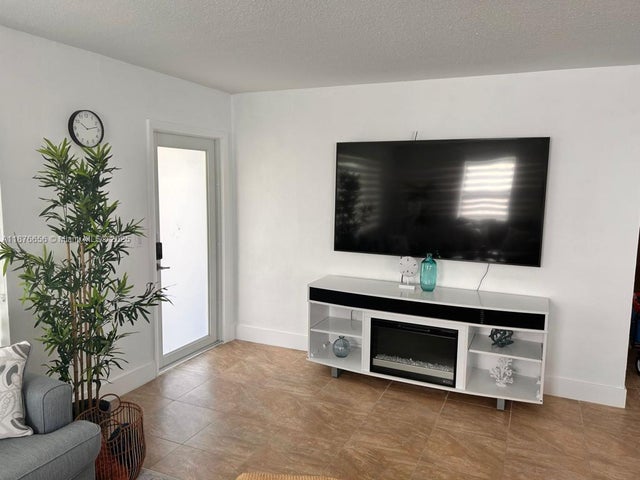 2 of 21 - 6900 Sw 3rd St, Pembroke Pines, FL