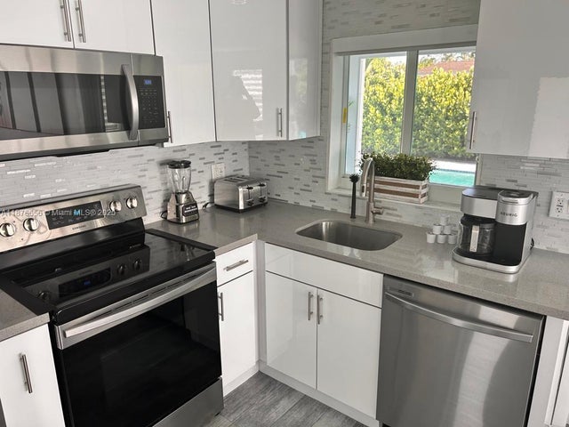 5 of 21 - 6900 Sw 3rd St, Pembroke Pines, FL
