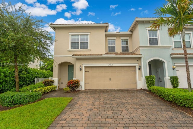 1 of 33 - 4754 Eucalyptus Dr, Hollywood, FL