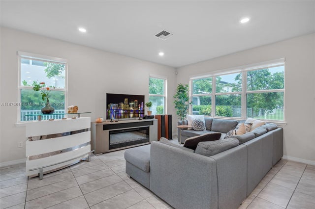 3 of 33 - 4754 Eucalyptus Dr, Hollywood, FL