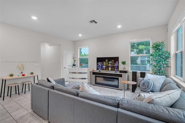 4 of 33 - 4754 Eucalyptus Dr, Hollywood, FL
