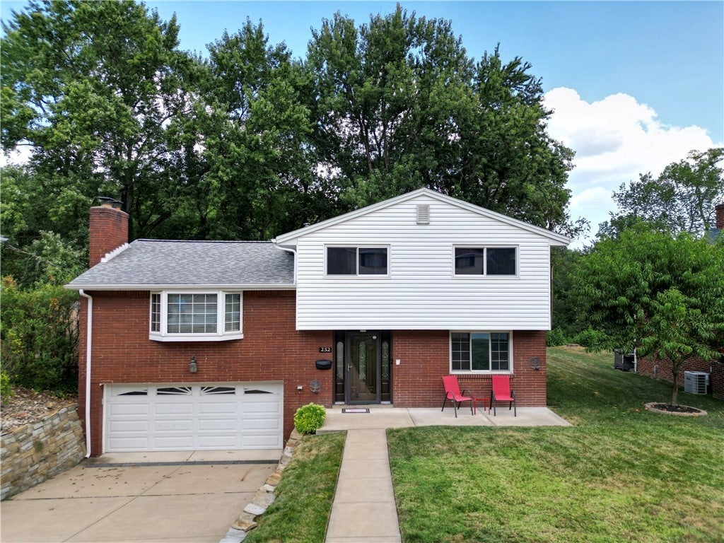 252 Gates Drive, Munhall