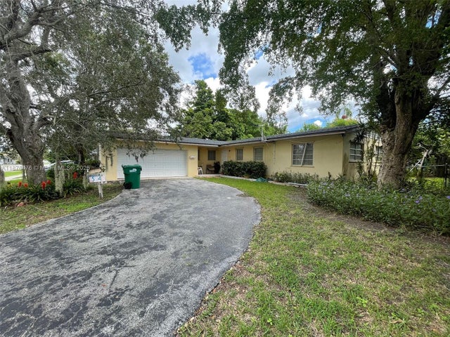 1 of 13 - 15741 Sw 99th Ave, Miami, FL