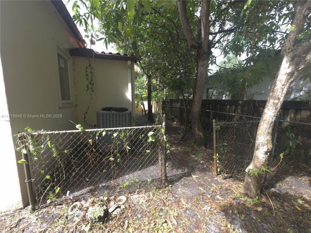 5 of 11 - 1042 Ne 95th St, Miami Shores, FL