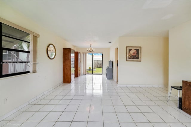 5 of 17 - 1005 W 36th Pl, Hialeah, FL