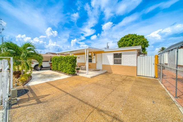 4 of 28 - 4150 E 9th Ct, Hialeah, FL