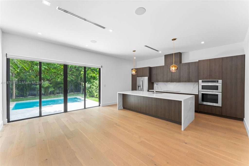 3132 Plaza St, Miami