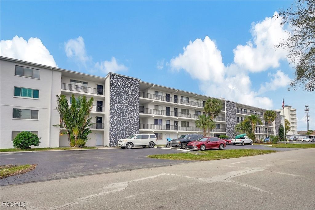 4906 Victoria Dr 209, Cape Coral