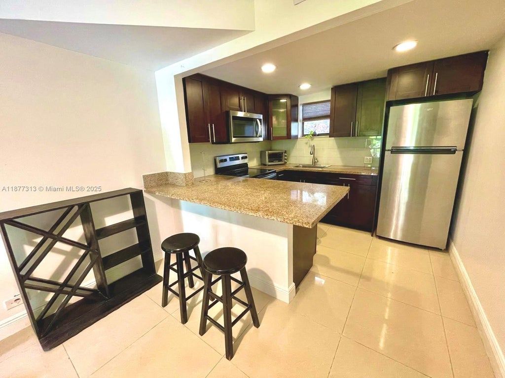 8290 Lake Dr 128, Doral