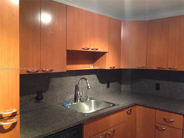 2 of 16 - 3375 N Country Club Dr 1001, Aventura, FL