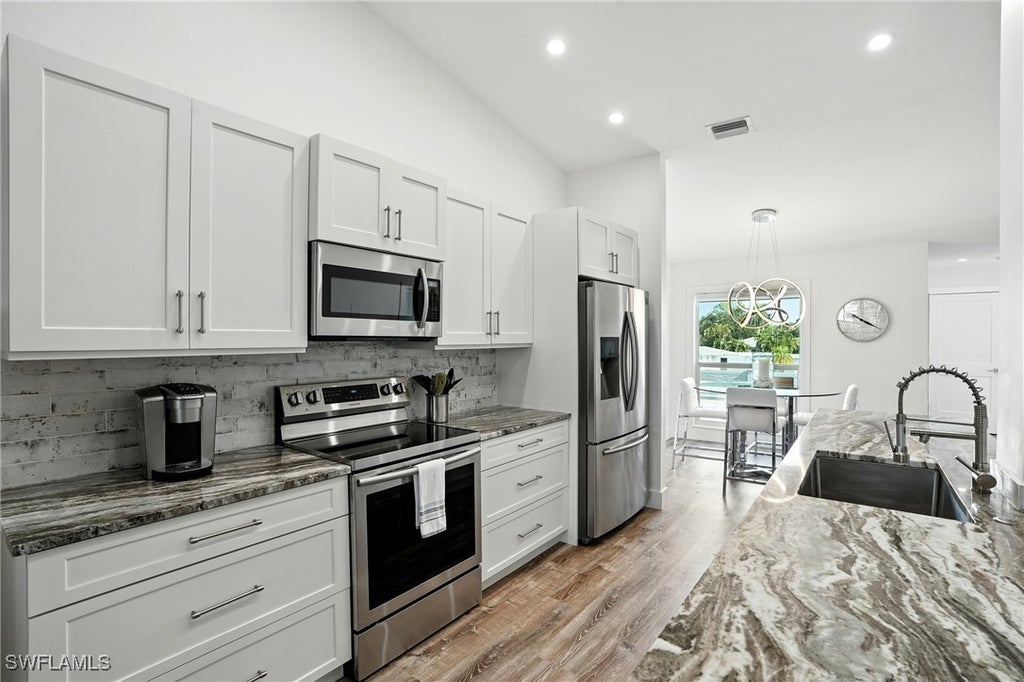 876 Gulf Pavilion Dr 201, Naples