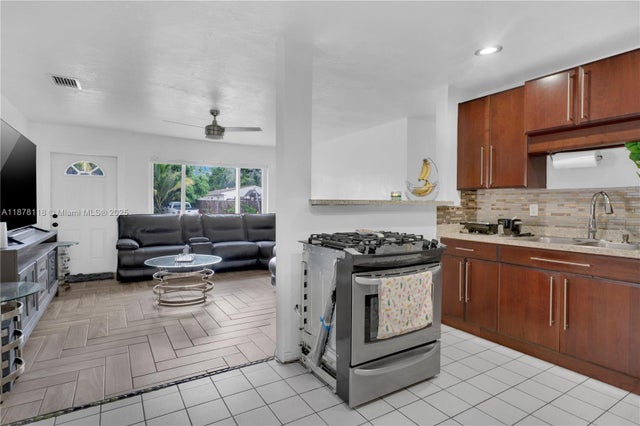 4 of 46 - 4390 Sw 24th St, Fort Lauderdale, FL