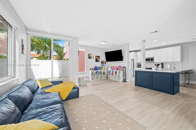 4 of 25 - 3110 N 37th Ave, Hollywood, FL