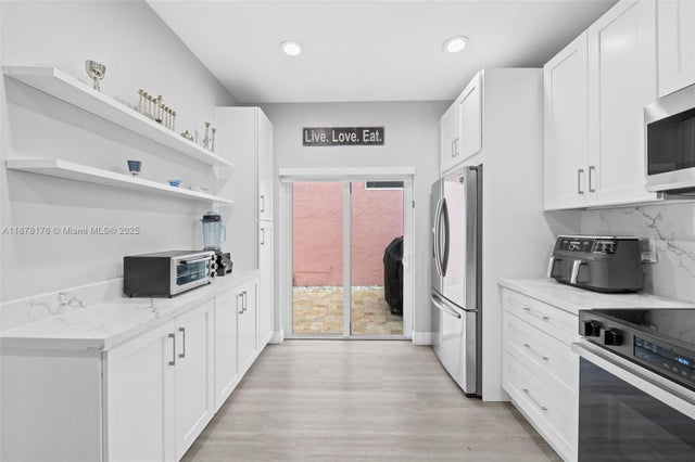 5 of 25 - 3110 N 37th Ave, Hollywood, FL