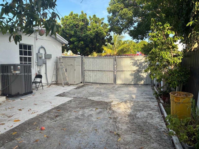 4 of 9 - 10325 Nw 36th Ct, Miami, FL