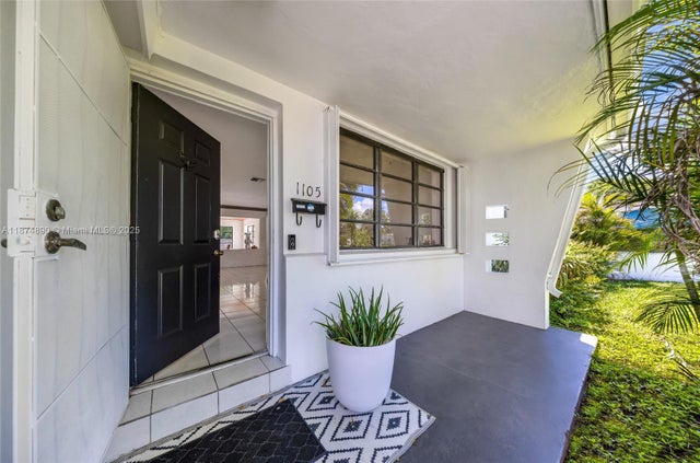 4 of 37 - 1105 N 31st Ct, Hollywood, FL