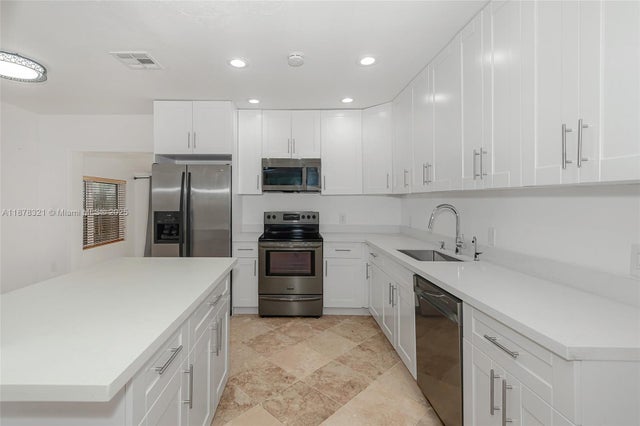 4 of 26 - 11925 Ne 11th Pl, Biscayne Park, FL