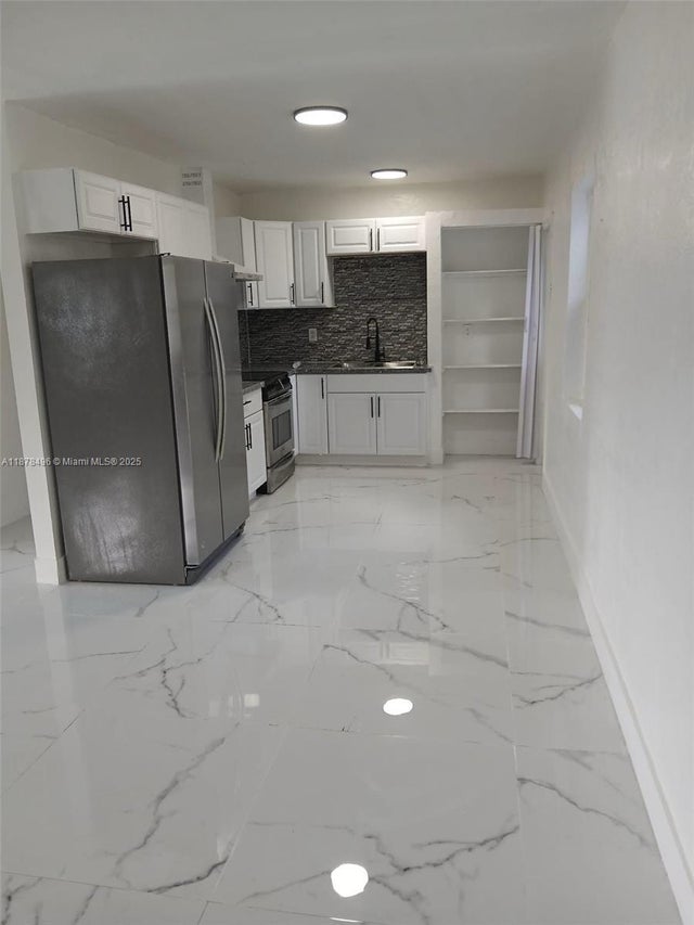 2 of 4 - 560 Nw 188th St, Miami Gardens, FL
