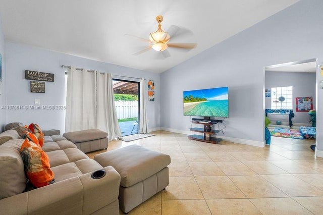 3 of 30 - 550 Auburn Way, Davie, FL
