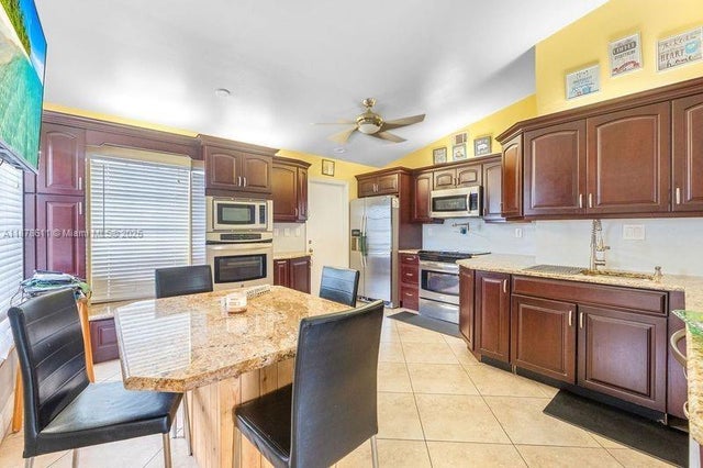 5 of 30 - 550 Auburn Way, Davie, FL