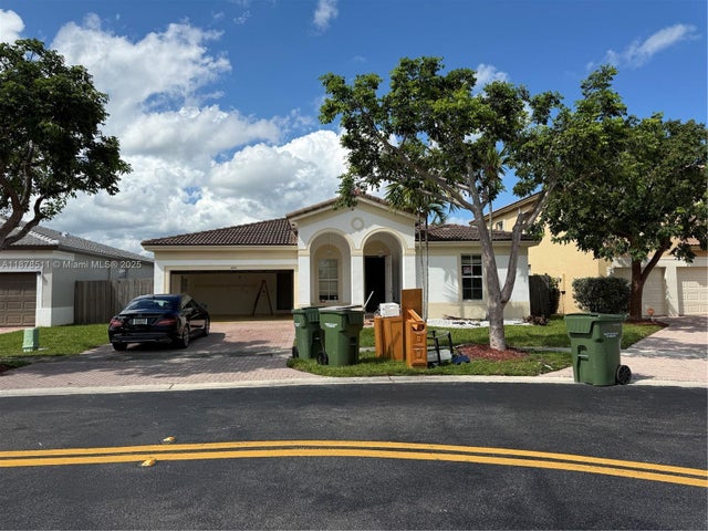 1 of 26 - 4045 Ne 15th St, Homestead, FL