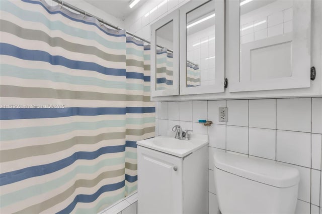 3 of 11 - 870 E 39th Pl, Hialeah, FL