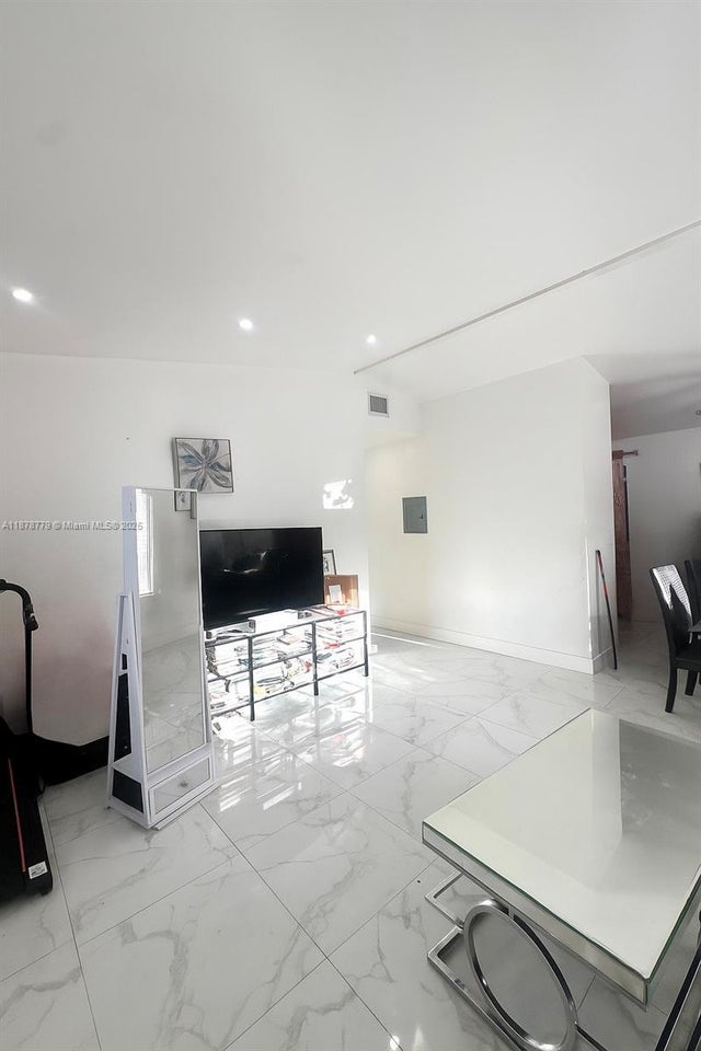 3 of 8 - 1620 Nw 15th Pl, Fort Lauderdale, FL