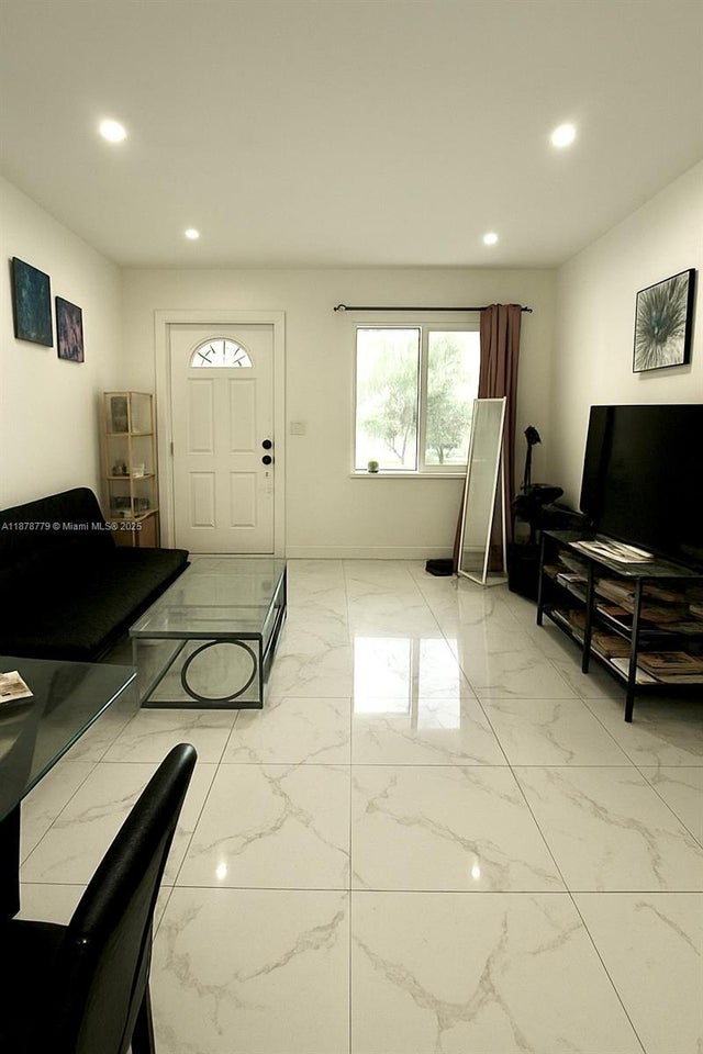 4 of 8 - 1620 Nw 15th Pl, Fort Lauderdale, FL
