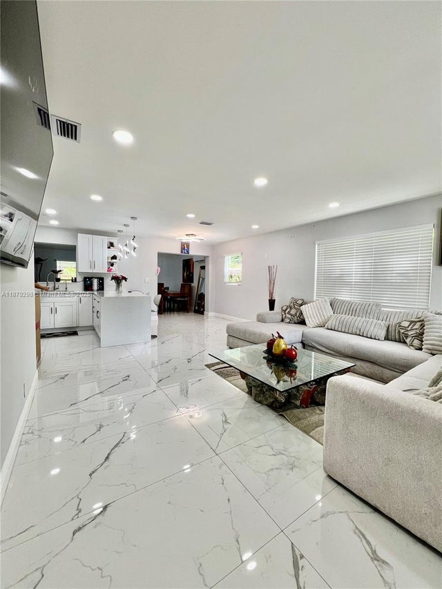 2 of 32 - 6120 Sw 15th Ct, North Lauderdale, FL