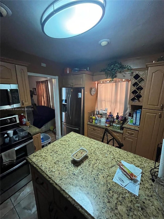 3 of 5 - 1733 Nw 40th St, Miami, FL